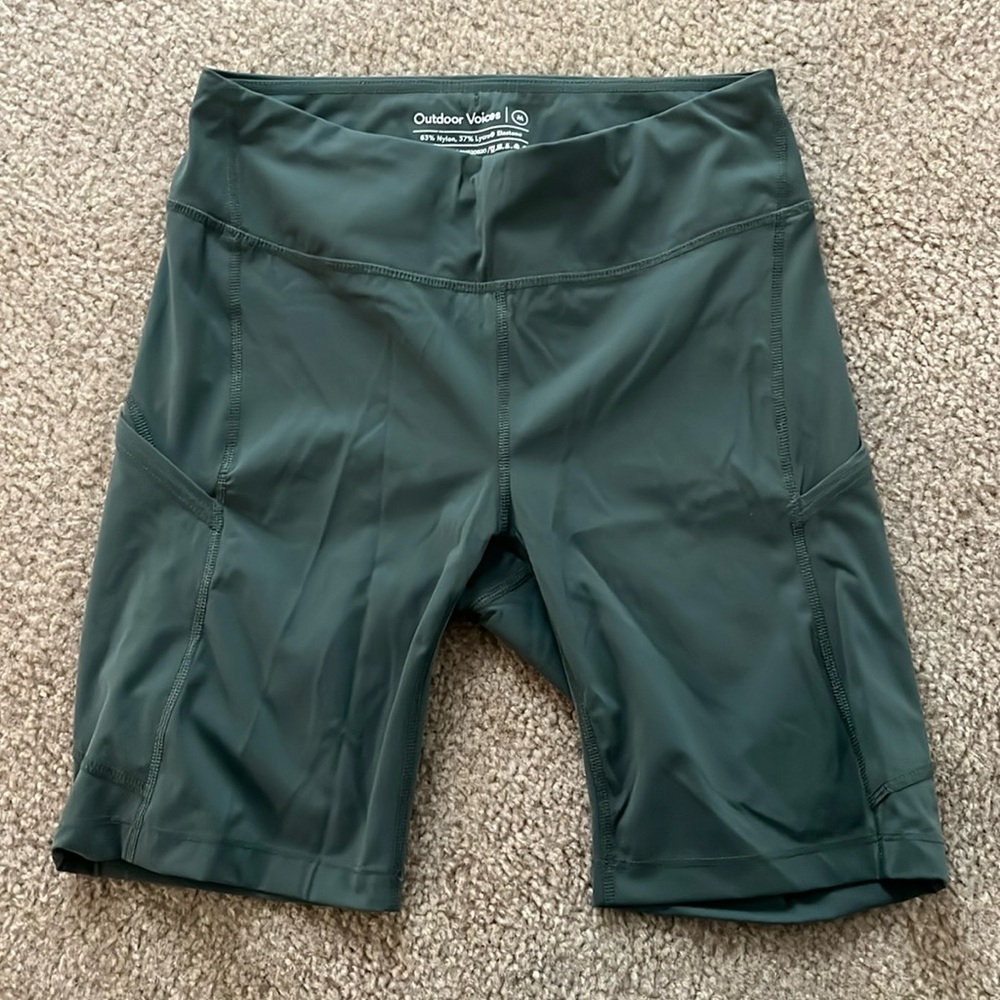 Outdoor Voices - green biker shorts Size M